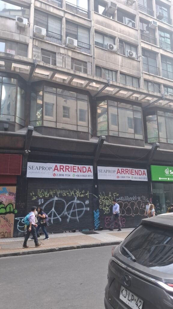 Arriendo de local comercial en calle Moneda Santiago Centro publicado en ChileMarketplace.cl/marketplace.