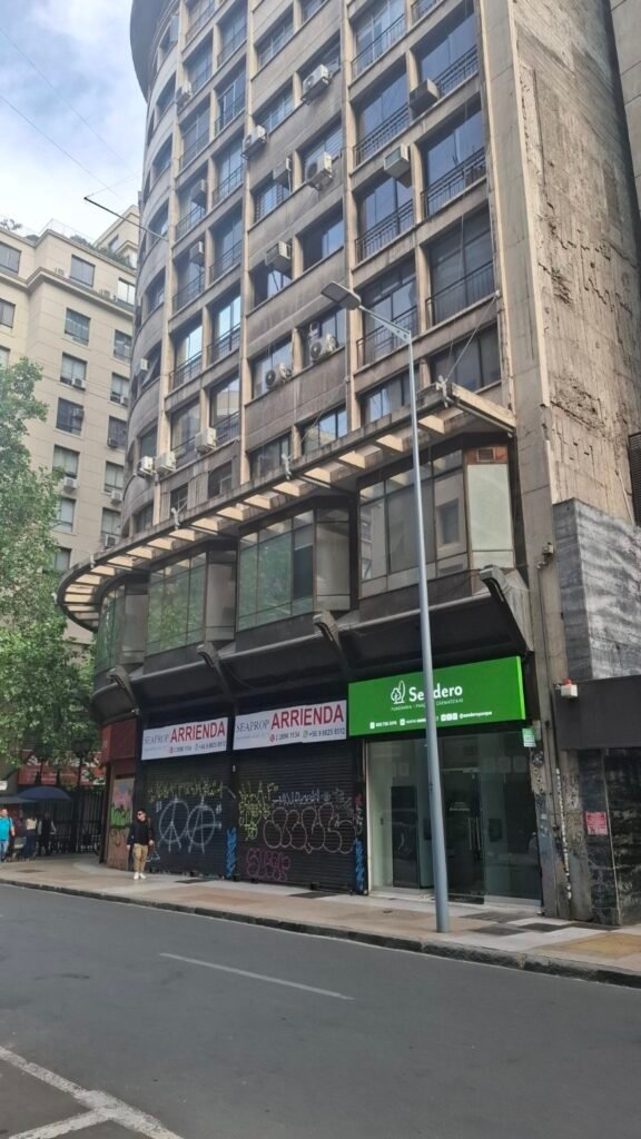 Local en arriendo en calle Moneda Santiago Centro, disponible en Marketplace Santiago.