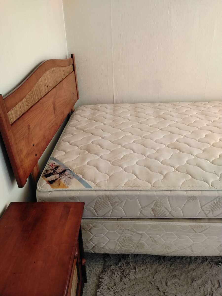Vendo cama 2 plazas CIC + respaldo + 2 veladores