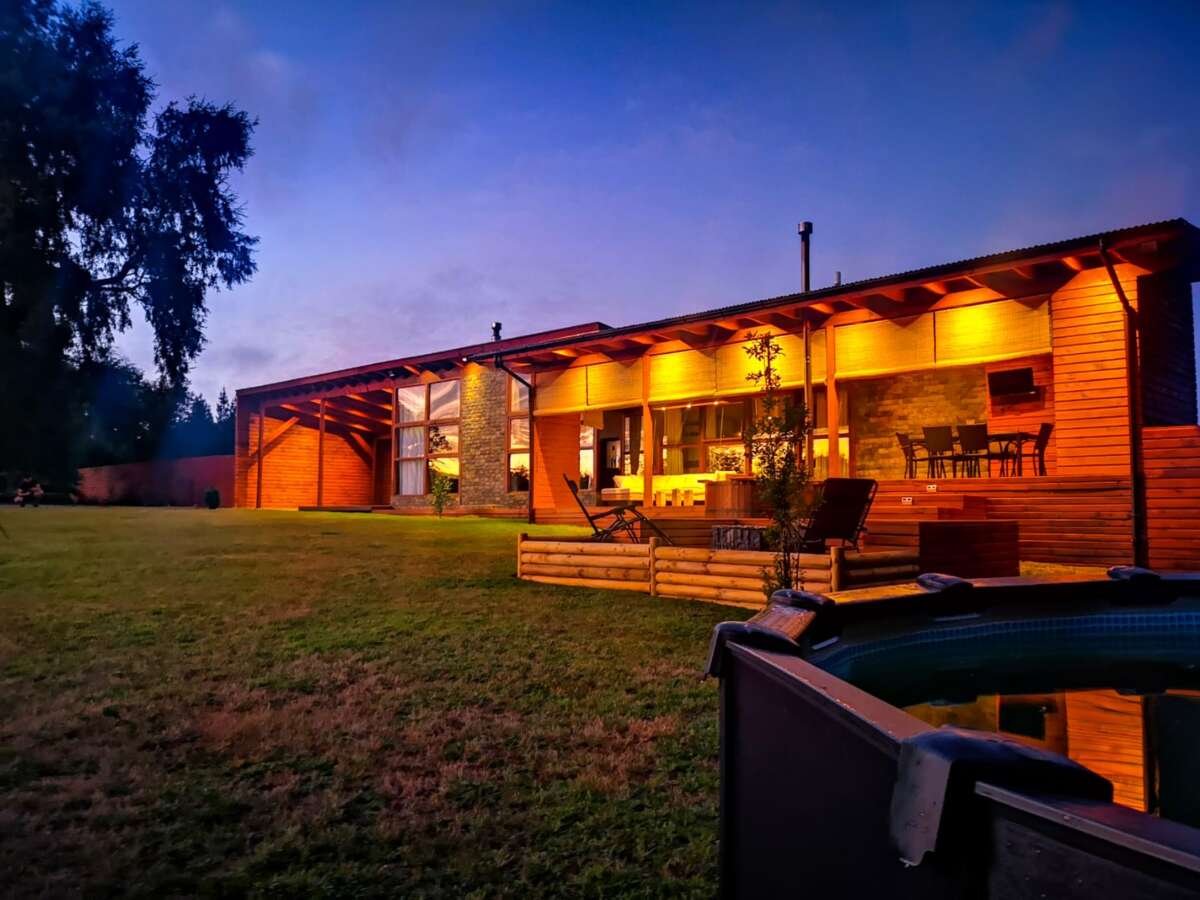 EXCLUSIVA PARCELA CON CASA, CABAÑA Y TINAJA EN VILLARRICA