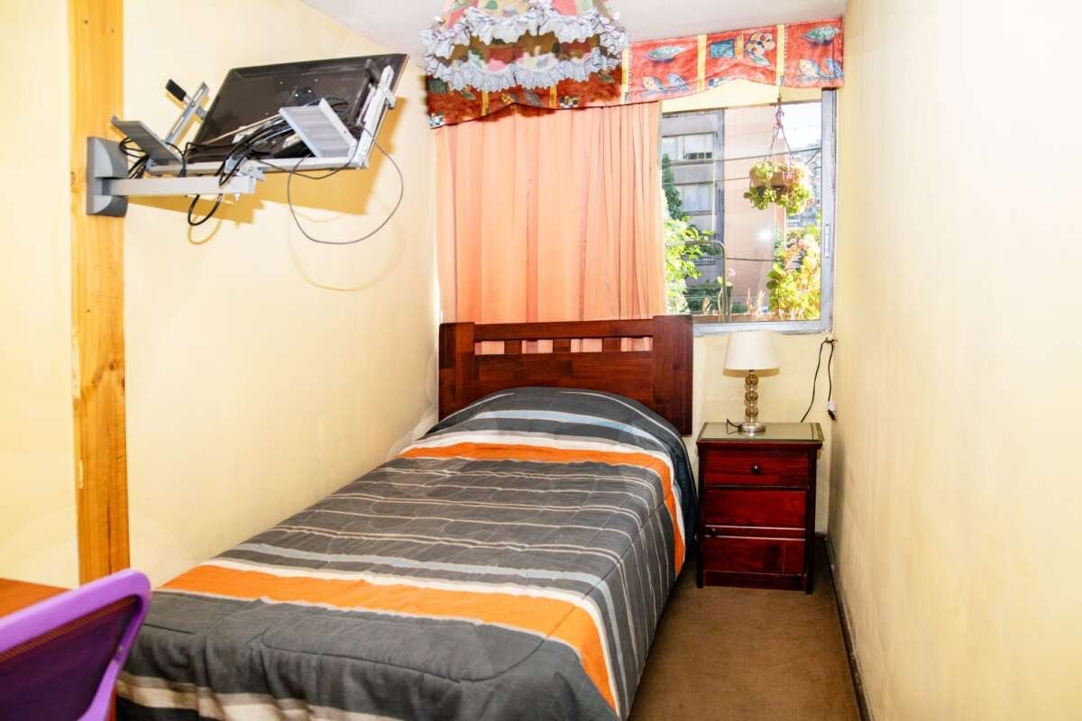 Combo cama, velador, mesa escritorio y silla