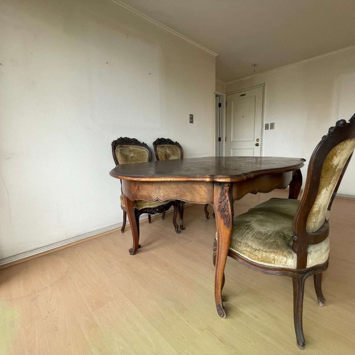 Vendo mesa y 4 sillas de comedor  finas