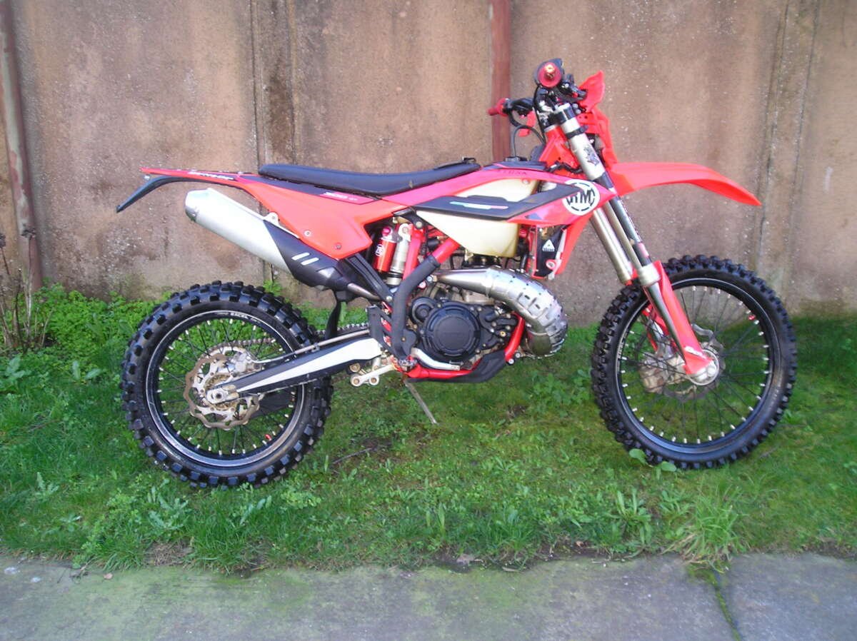 VENDO MOTO BETA 300RR